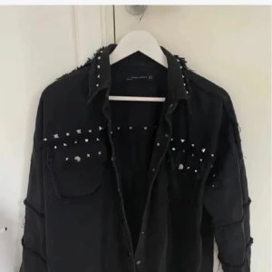 Zara jeansjacka  - Köpt begagnad men inga synliga skador. 