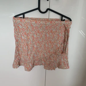 Kjol Kappahl sommar  - Köpte denna kjol för inte så länge sedan, men jag växte ur den snabbt så den hann inte komma till så mycket användning, så skicket är väldigt fint! Kjol passar bra till Stockholms stil och är en riktigt skön kjol att bära!