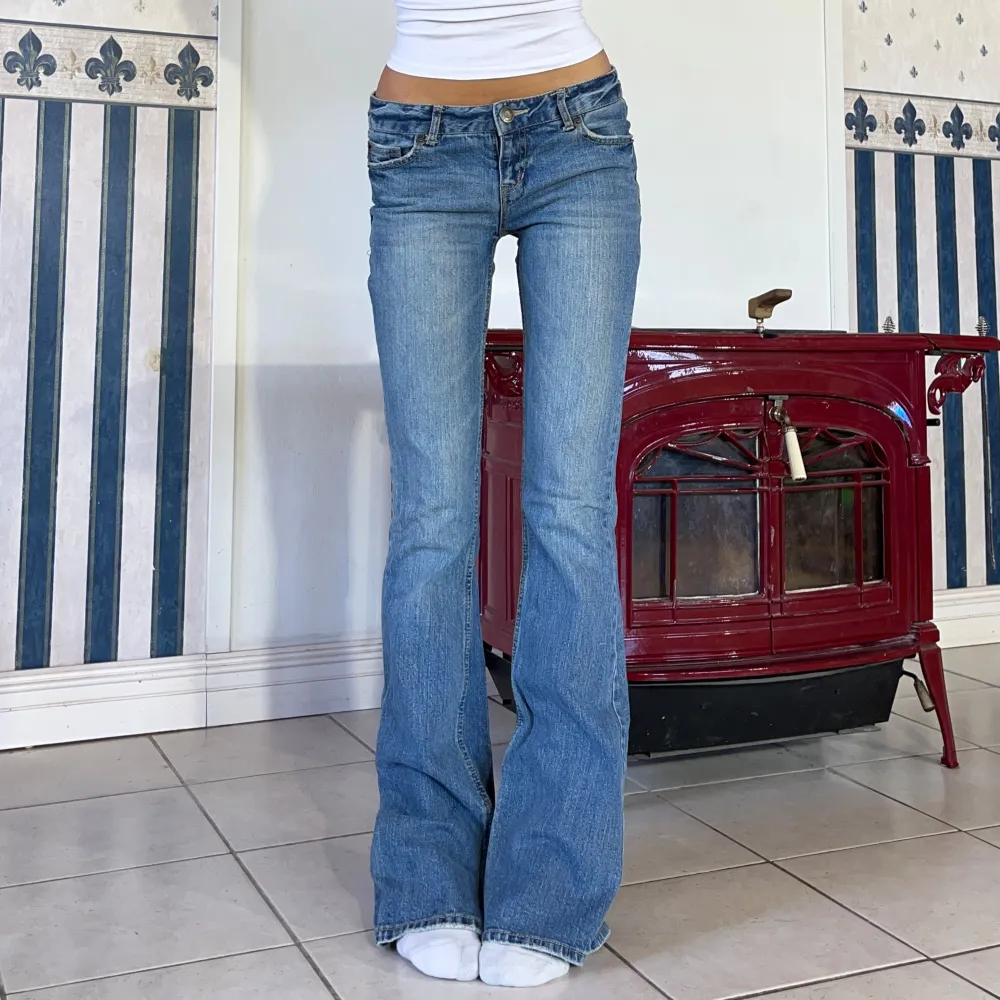 Låga vintage jeans i bootcut💕 midja 79cm & Innerben 87cm (långa)💕obs svag nyansskillnad bak (se bild 3)💕 jag är ca 165. Jeans & Byxor.