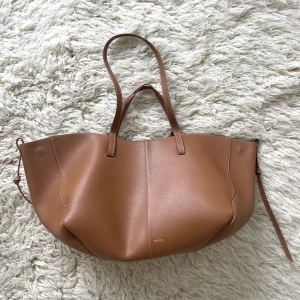 Intressekoll på min bruna Polene cyme väska  - Intressekoll på min polene cyme väska, använd men i bra skick!! Säljs vid bra bud!