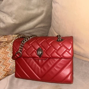 Kurt Geiger - väska - Kurt Geiger väska Medium storlek Bra skick  Kan andvända båda som crossbody & axelväska 