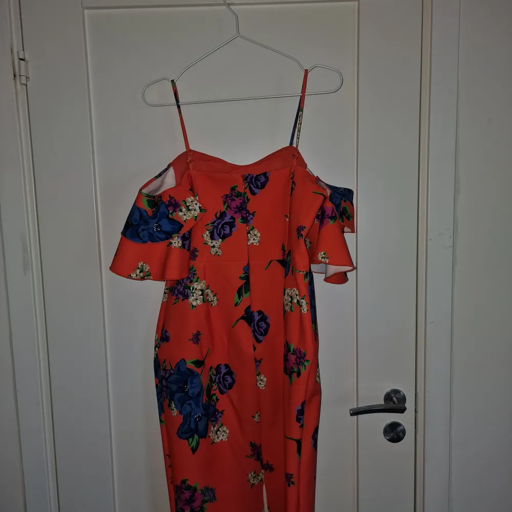 Säljer min mammas blommiga River Island klänning som passar perfekt för sommarens varma väder. Den är använd bara ett fåtal gånger och i storleken 40. Släpper den för 399:-. Klänningar.