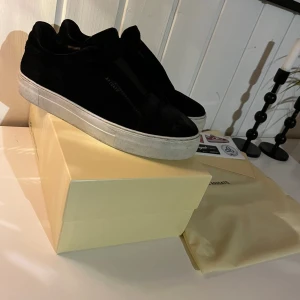 Axel arigato - Hej säljer nu mina skor pågrund av att jag inte använder dom längre. Allt på bilderna ingår. Tveka inte på att höra av er👋🏻