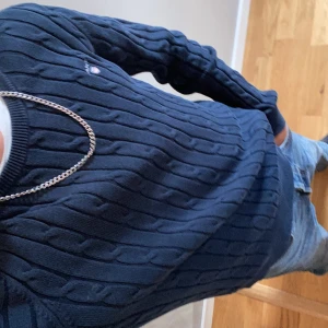 stickad gant tröja blå  - den är i bra skick har använt den några gånger men den är nästan som ny. om jag skulle säga att den är någon still skulle jag säga grich 