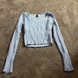 Blå långärmad tröja från H&M - Storlek XS och säljer för jag inte får använding av den . 