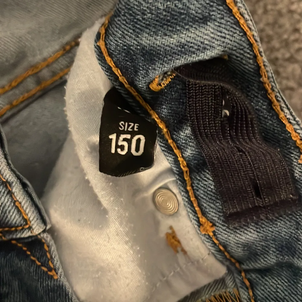 Säljer dom här mörkblåa snygga lågmidjade bootcut jeansen från lager 157. Dom är i storlek 150 så säljer för de blivit för korta för mig. . Jeans & Byxor.