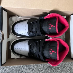 Air jordan 1 mid  - Budgivning minst 500 dm om du är intresserad  Air Jordan 1 mid Bra skicka  Ordinarie pris 1650  Köpte på foot locker  Passar inte mig längre   Pris kan diskuteras i chatt
