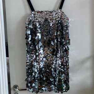 Glitterklänning - Glitterklänning från zara med samet band på armarna. Aldirg använd.