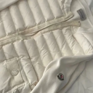 moncler cardigan - moncler cardigan i storlek xs/s. köpt för 9800 ungefär. skriv för fler frågor 
