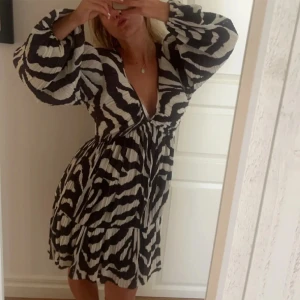 Hm klänning  - Säljer denna fina klänning från hm då den inte kommer till användning💞☺️ storlek M men jag har sytt upp den lite längst ner så den passar mig som är 166cm lång☺️ passar också min syster som är 170!