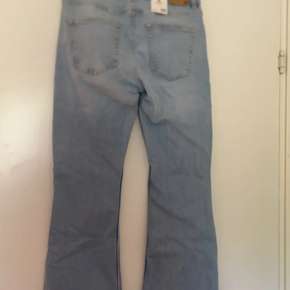 Low waist bootcut jeans i storlek M/short❤️helt oanvända, köpte dem för 400 kr❤️skriv privat för fler bilder eller frågor!. Jeans & Byxor.