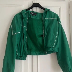 Sportjacka  - Grön sportjacka! Vita små ränder på jackan. Väldigt skön att ha på sig💚