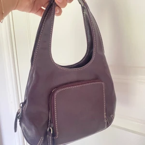 Skinnväska - Säljer min skinnväska (oäkta skinn) i lila färg i super bra skick. 