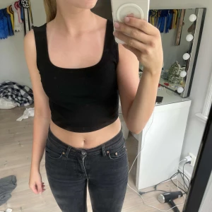 Linne - Ribbat linne Med tjocka band Axelbrett-31 cm Längd- 35 cm