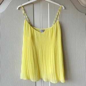 Sommartopp  - Gulligt, trendigt sommarlinne 💛🤍 