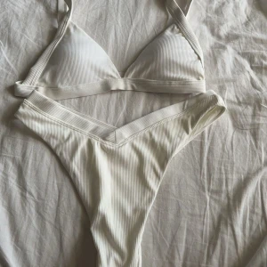 Bikini - En super fin basic vit bikini. Den är helt oanvänd. Det är storlek M på överdelen men är som en S/XS, underdelen är S och sitter som S/XS. Pris kan diskuteras 💞