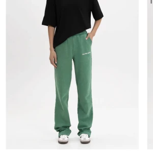 Mjukisbyxor LXA - Gröna mjukisbyxor från LXA the label i storlek S. Knappt använda