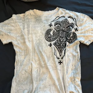 Affliction T-shirt  - Skit snygg affliction t shirt. Den är s men kan passa m också. 