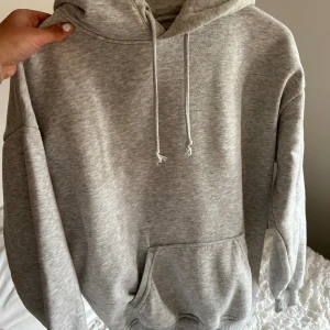 Bikbok hoodie - Fin hoodie från bikbok. Storlek xs men passar även s, använd men fint skick. Finns någon fläck (se bild 2) men inget man lägger märke på💓