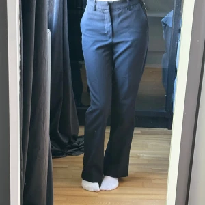 Kostymbyxor  - Kostymbyxor som är medium high i midjan. Jag är typ 152cm så den passar för liknande längd 💕💕byxorna är använda men inte alls slitna.