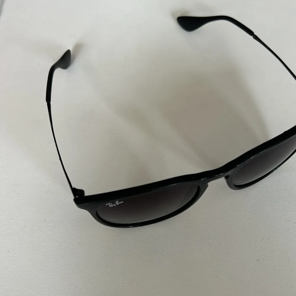 Svarta Ray Ban solglasögon använda i ok skick. Köpta på Tradera men då de inte kommer till användning så säljer jag dem nu. . Övrigt.