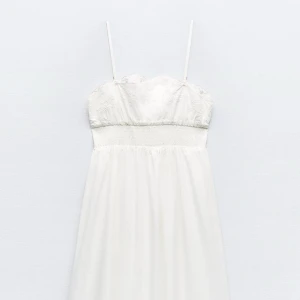 Zara klänning - Vit långklänning från Zara i storlek M. Ganska liten i storleken. Super fin och somrig. Lappar kvar.