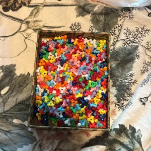 Pärlor - Fina pärlor i typ triangel form. Säljer då det ej kommer till användning. kontakta mig för frågor eller för fler bilder💗 Cirka 120-130st, I nyskick