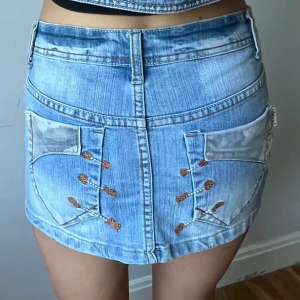 JEANSKJOL MED COOLA DETALJER  - Magisk jeanskjol med coola detaljer❤️‍🔥❤️‍🔥 Storlek XS Fint skick! Fler bilder och mått kan självklart skickas! ❤️‍🔥❤️‍🔥