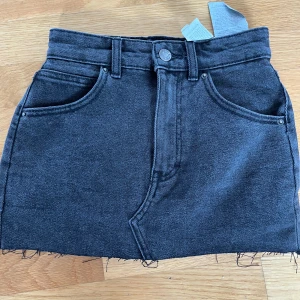 Grå jeans kjol  - Mörkgrå/svart jeanskjol från pull & bear💕