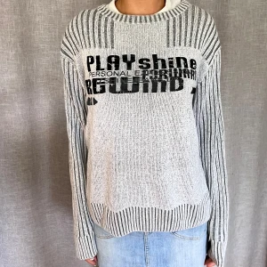 Unik sweatshirt - Så nice sweatshirt som typ är stickad? Köpt secondhand men i jättebra skick. Storlek M, sitter nice oversize på mig som vanligtvis har xs/s.