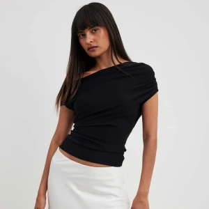 Topp - Topp den nakd med en bar axel. Aldrig använd och prislappen finns kvar💗