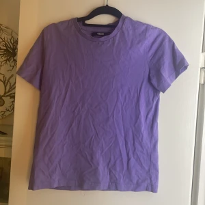 T-Shirt  - En jätte fin lila t-Shirt som är ganska tjockt i materialet 