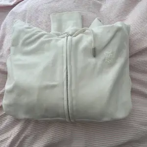 En vit zip hoodie från juicy couture i strl S! Knappt använd 