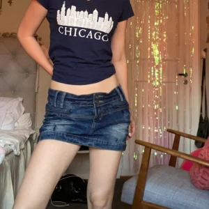 Jeanskjol - Mörkblå jeanskjol köpt här på Plick men säljs vidare då dem är lite för stor på mig. Märke: Urban Surface, strl: m, den har 4 fickor (2 bak och 2 fram).  Midja: 84cm Längd: ca 29cm 