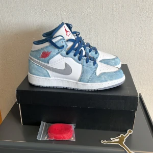 Air Jordan 1 Mid SE 'French Blue Light Steel' - Skorna är använda 3 gånger då jag köpte dem och sen växte ur dem snabbt. Dem har bara stått på min hylla och vill bli av med dem  Nypris 2600 