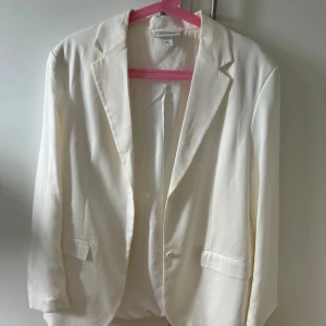 Vit oversize kavaj vit - En oversize kavaj, en lite gul fläck (sista bilden) men på utsidan så syns den inte så mycket och har inte provat tvätta bort. Endast använd 1 gång. 