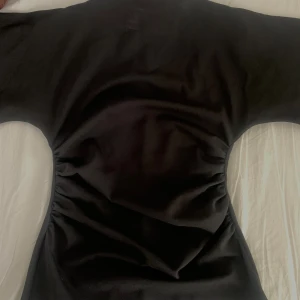 Blus - Fin blus ifrån boohoo som inte är använd för att den var inte min storlek. Ja skulle säga att den passar ifrån Xs- M för att den är stretchig, och den är i ett bra material och sitter väldigt bra