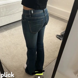 Lågmidjade jeans - Jag säljer dessa supersnygga jeansen som jag köpt här på plick😍 Tyvärr var de alldeles för små för mig så bilderna är inte mina😚kolla gärna in min profil också❤️