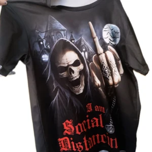 Ikonisk T-shirt  - Iconic ”I am social distansing” tröja🤤 