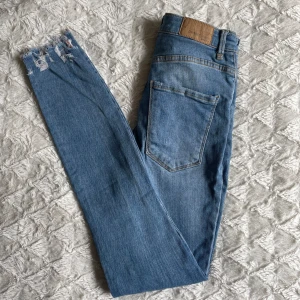 Gina Tricot Jeans - Säljer dessa jeans från Gina Tricot, fin passform med stretch i strl S och hållbart material.