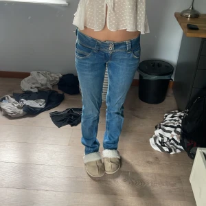 Pepe jeans - SKIT snygga lågmidjade pepe jeans i modellen venus! Så snygga och så populära! midjemått: 34-36 cm innerbenslängd: 75cm