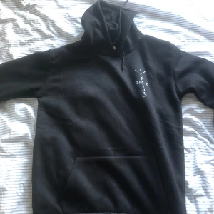 Travis scott hoodie  - Säljer denna Travis scott tröjan storlek M men sitter lite in armarna säljer denna för lågt pris.
