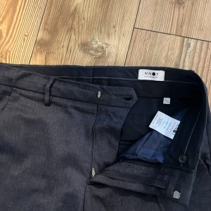 Kostymbyxa - fint skick! - Kostym/tygbyxa i fint skick! Mörkblå Storlek 30/30 Skick: 8/10 Går att diskutera fram ett bättre paketpris om det är intressant med någon mer av annonserna jag har ute!