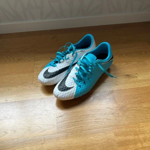 Hypervenom neymar  - Tjena säljer mina hypervenom fotbollsskor, dom är i mycket fint skick som nya, hörr av dig om du undrar något  // William 