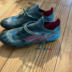 Fotbollsskor adidas - Fotbollsskor från adidas. Storlek: 42,5 Skick: 6/10