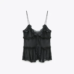 Zara topp - Super fin topp från zara💕Endast använd 1 gång så den är i bra skick! Storlek XS men går att justera så passar även större storlekar 💕ordinarie pris 399kr 