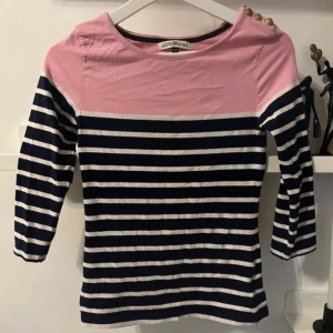 Topp med 3/4 ärmar  - Nopprig/ytludd som de blir efter några tvättar. Storlek 32/34