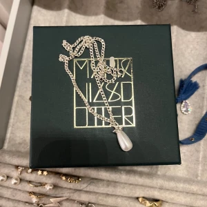 Maria nilsdotter halsband - Så fint Maria nilsdotter halsband i längd 40 cm💕säljer pågrund av att jag bytt till guld, går inte ner i pris 