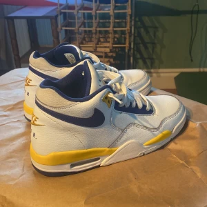 Nike flight legacy  - Hej säljer nu dessa skor då jag har för mycket skor hemma och behöver bli av med lite skor. Skriv gärna vid intresse:) Mycket fint skick 9/10