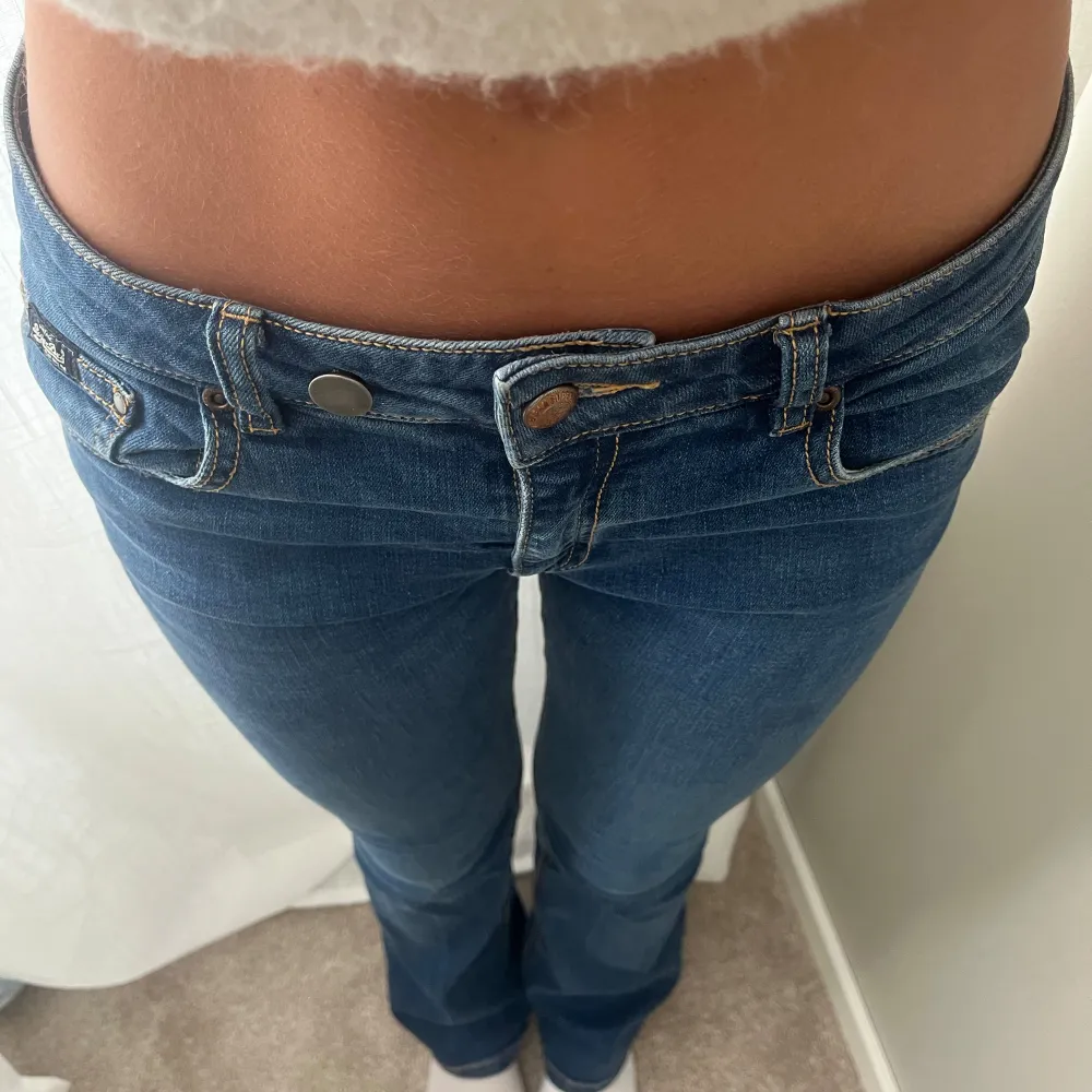 Säljer dessa lågmidjade bootcut jeansen då jag har så många💕 har lagt till en ”knapp” för att de va för stora för mig! skriv för fler bilder💕 . Jeans & Byxor.